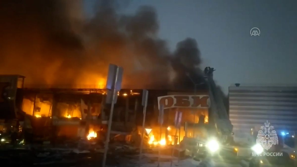 Mohutný požár u Moskvy. Obří obchodní centrum zachvátily plameny